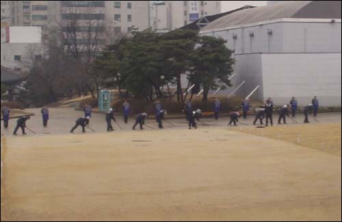 종로경찰서 소속 의경들이 경희궁 숭정문 앞에서 방패와 곤봉을 이용한 진압 훈련을 받고 있다 